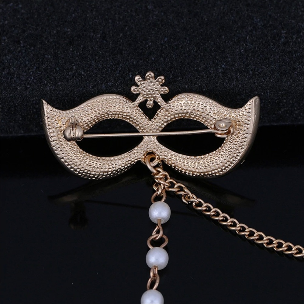Mask Brooch - Picture 3 of 5